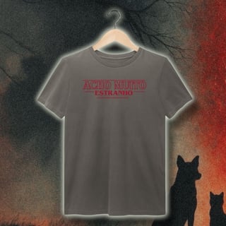 Nome do produto t-shirt estonada • estranheza // escrita vermelha