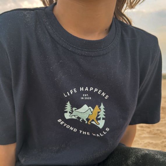 t-shirt infantil • beyond the walls