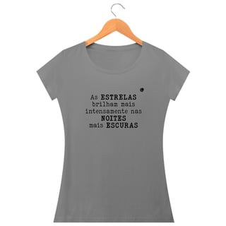Nome do produto Camiseta - As ESTRELAS brilham mais intensamente nas NOITES mais ESCURAS (Baby Long)
