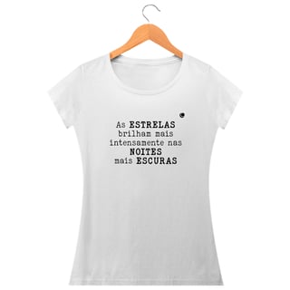 Nome do produto Camiseta - As ESTRELAS brilham mais intensamente nas NOITES mais ESCURAS (Baby Long)