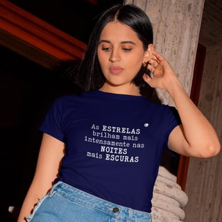 Camiseta - As ESTRELAS brilham mais intensamente nas NOITES mais ESCURAS (Baby Long)
