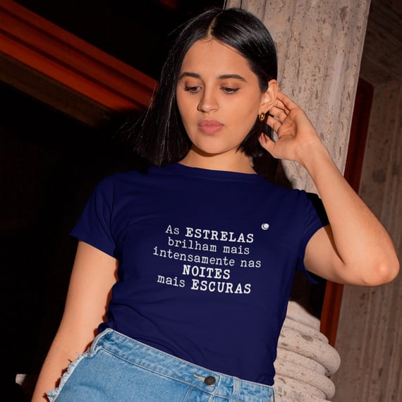 Camiseta - As ESTRELAS brilham mais intensamente nas NOITES mais ESCURAS (Baby Long)