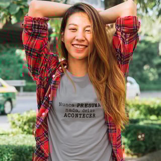 Camiseta - Nunca PRESUMA nada, deixe ACONTECER (Baby Long)