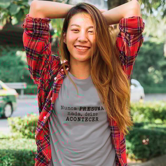 Camiseta - Nunca PRESUMA nada, deixe ACONTECER (Baby Long)