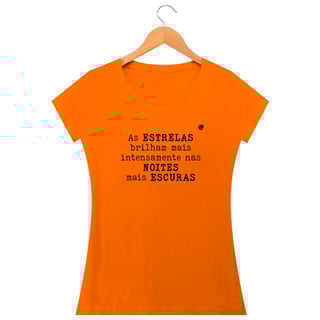 Nome do produto Camiseta - As ESTRELAS brilham mais intensamente nas NOITES mais ESCURAS (Baby Long)