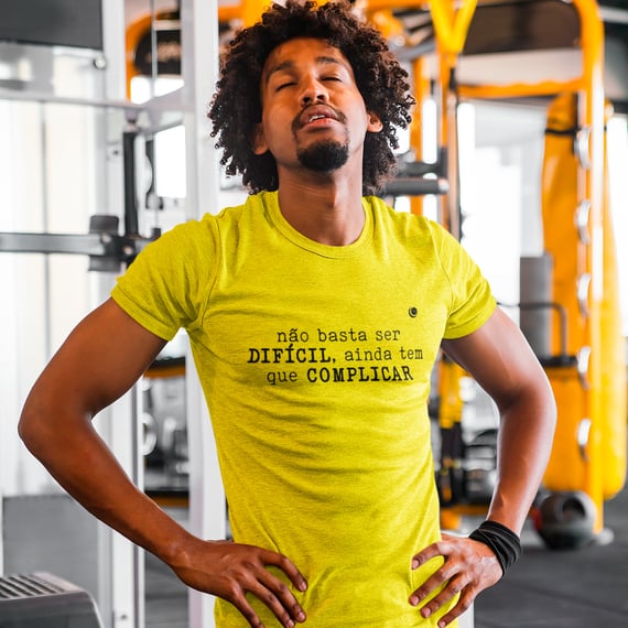 Camiseta - não basta ser DIFÍCIL, ainda tem que COMPLICAR (Unissex) 