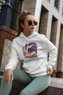 Nome do produto Moletom Canguru Between the pages of a book is a lovely place to be (Entre as páginas de um livro há um lugar encantador para se estar)