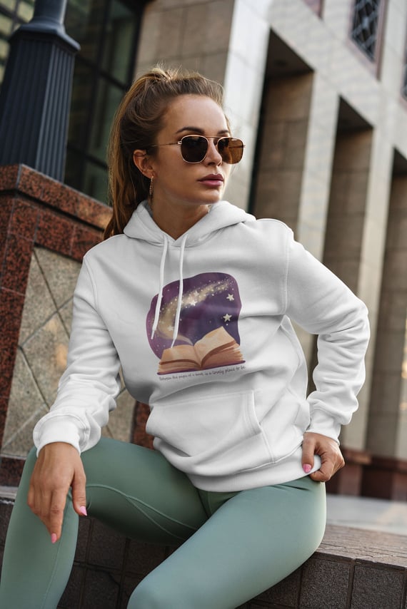 Moletom Canguru Between the pages of a book is a lovely place to be (Entre as páginas de um livro há um lugar encantador para se estar)