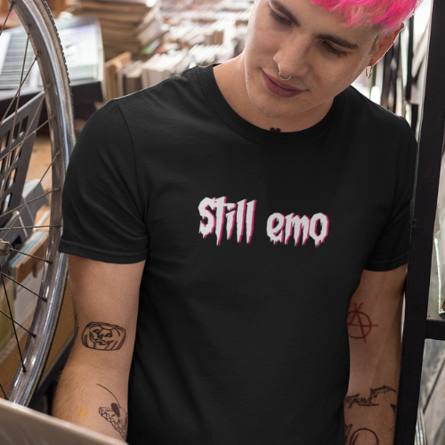 Camiseta Still Emo - Tipografia em branco  (unissex)