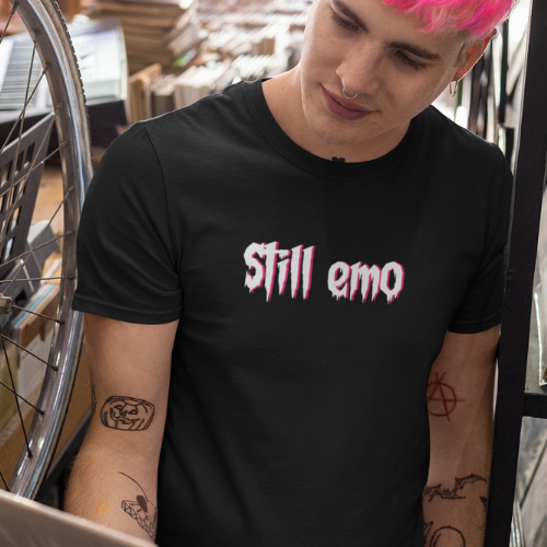 Nome do produto: Camiseta Still Emo - Tipografia em branco  (unissex)