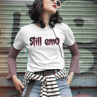 Nome do produtoCamiseta Still Emo - Tipografia em preto (unissex)