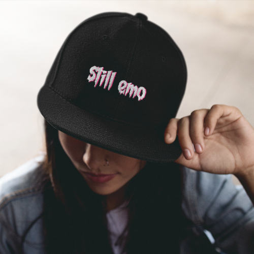 Nome do produto: Boné aba curva - Still Emo (preto/azul marinho)