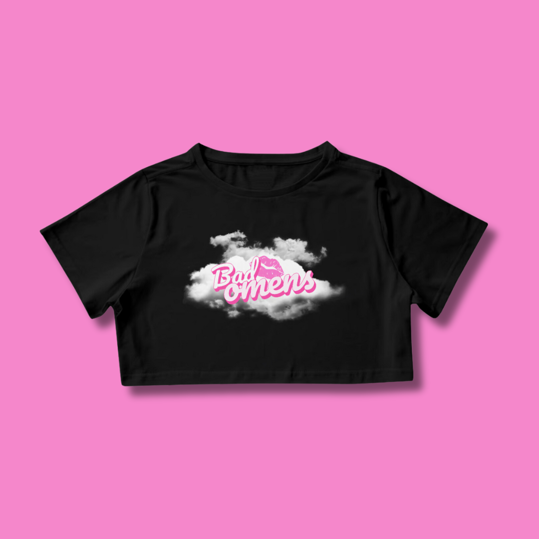 Nome do produto: Cropped Bad Omens - Barbie