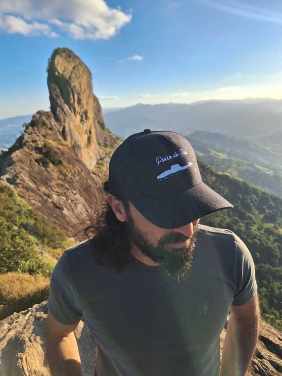 Boné com tela PEDRA DO BAÚ (estampa branca)
