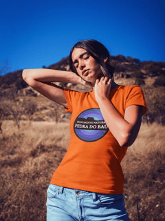 Camiseta baby look algodão quality PEDRA DO BAÚ MONA (AZUL)