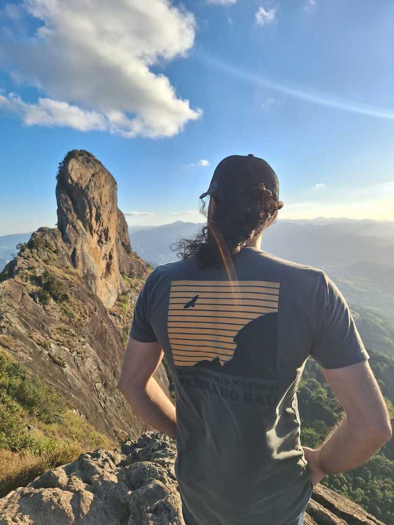 Nome do produto: Camiseta unissex algodão estonada PEDRA DO BAÚ MONA (LISTRAS)