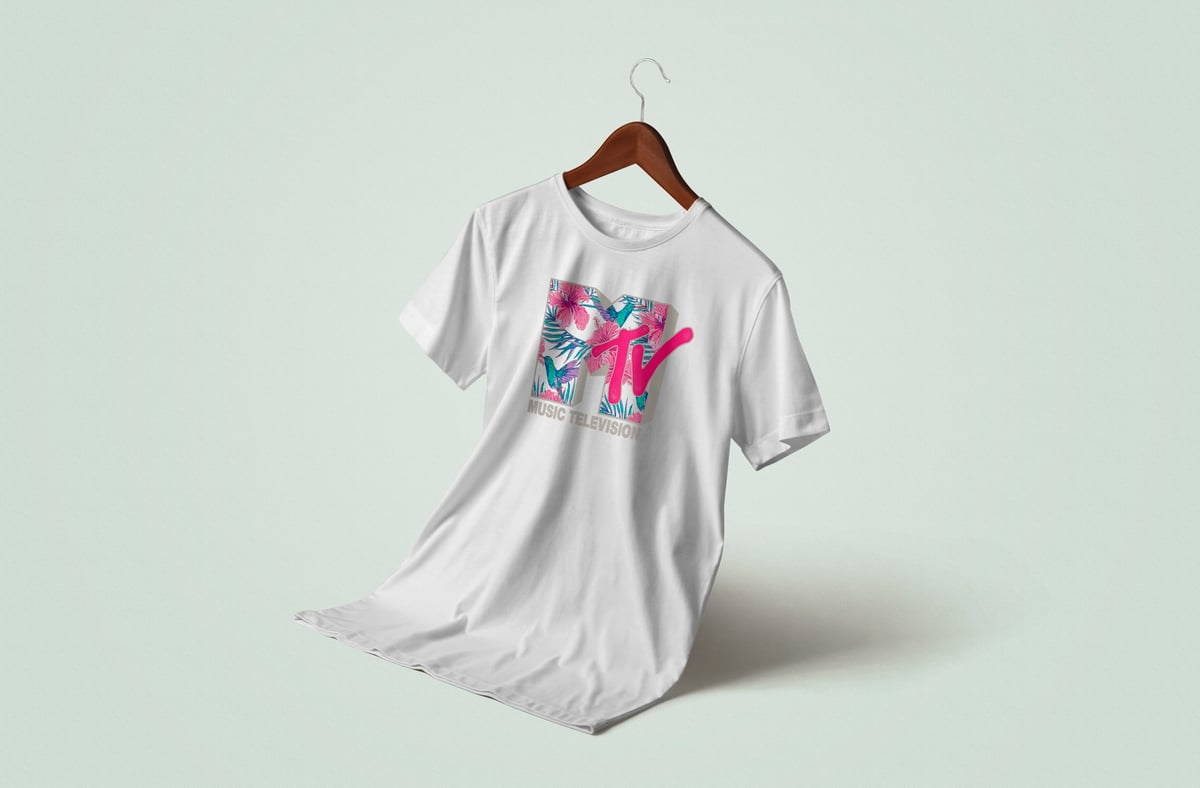 Nome do produto: MTV Hummingbird  Tropical Flower Logo Fill Graphic T-Shirt