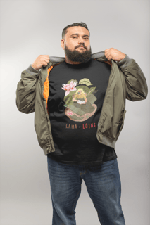Nome do produto Camiseta Plus Size Capa do livro (Lama e Lótus)