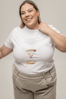 Nome do produto Camiseta Branca Plus Size Ampulheta (Lama e Lótus)