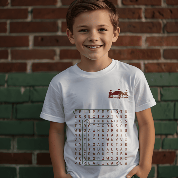 Camiseta Infantil Caça-palavras “Sonhar, profetizar e realizar” - Estampa grená