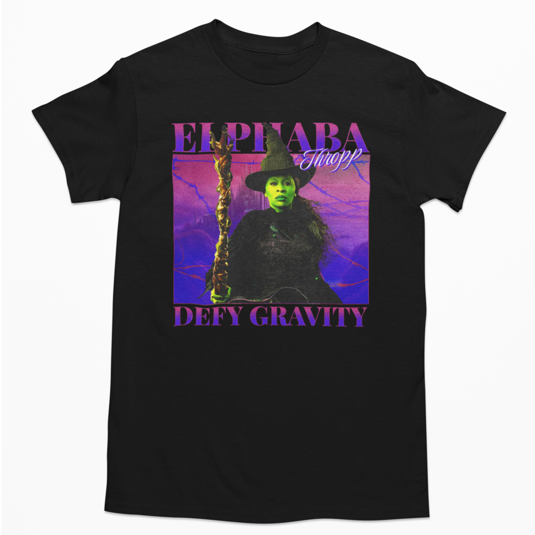Nome do produto: Camiseta Plus Size - Elphaba / Defy Gravity