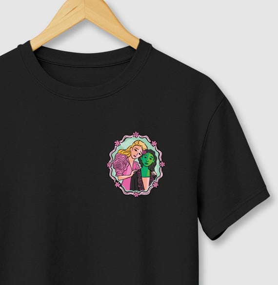 Camiseta (Algodão Peruano) - Green Goes Well With Pink (Lateral)