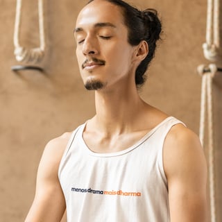 Nome do produto Menos drama, mais Dharma - Camiseta branca/cinza mescla