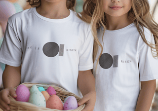 Camiseta Infantil Unissex Branca Redeemer He is Risen