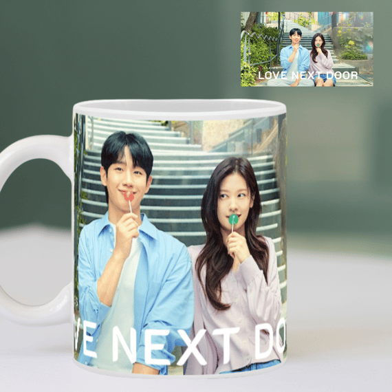 CANECA LOVE NEXT DOOR POSTER