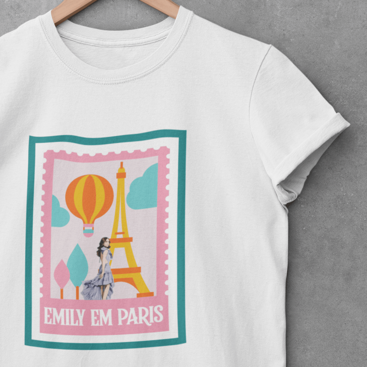 Nome do produto: Camiseta Emily em Paris Feminina Branca, Rosa e Cinza