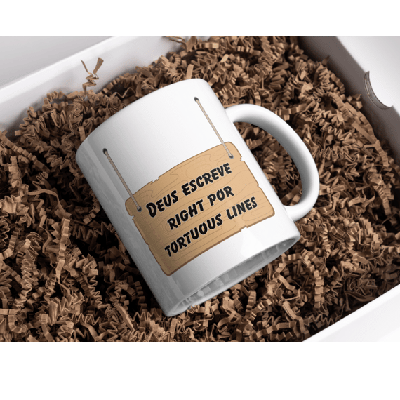 Caneca Deus Escreve Right por Tortuous Lines