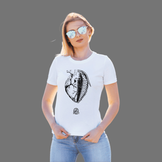 Nome do produto Camiseta Feminina - Coração + Trilobita