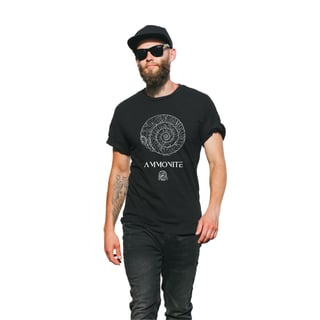 Nome do produto Camiseta Ammonite | Ilustração por Leandro Sanches