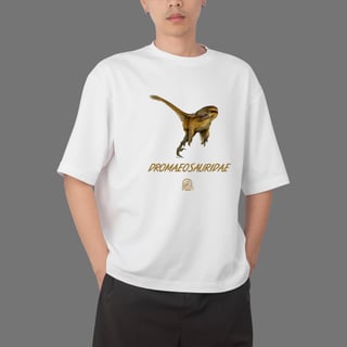 Nome do produto Camiseta Dromaeosauridae em Cor | Ilustração por Leandro Sanches