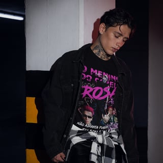 Nome do produto O MENINO DO CABELO ROSA (FRENTE E COSTAS)