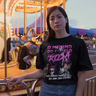 Nome do produto O MENINO DO CABELO ROSA (FRENTE E COSTAS)