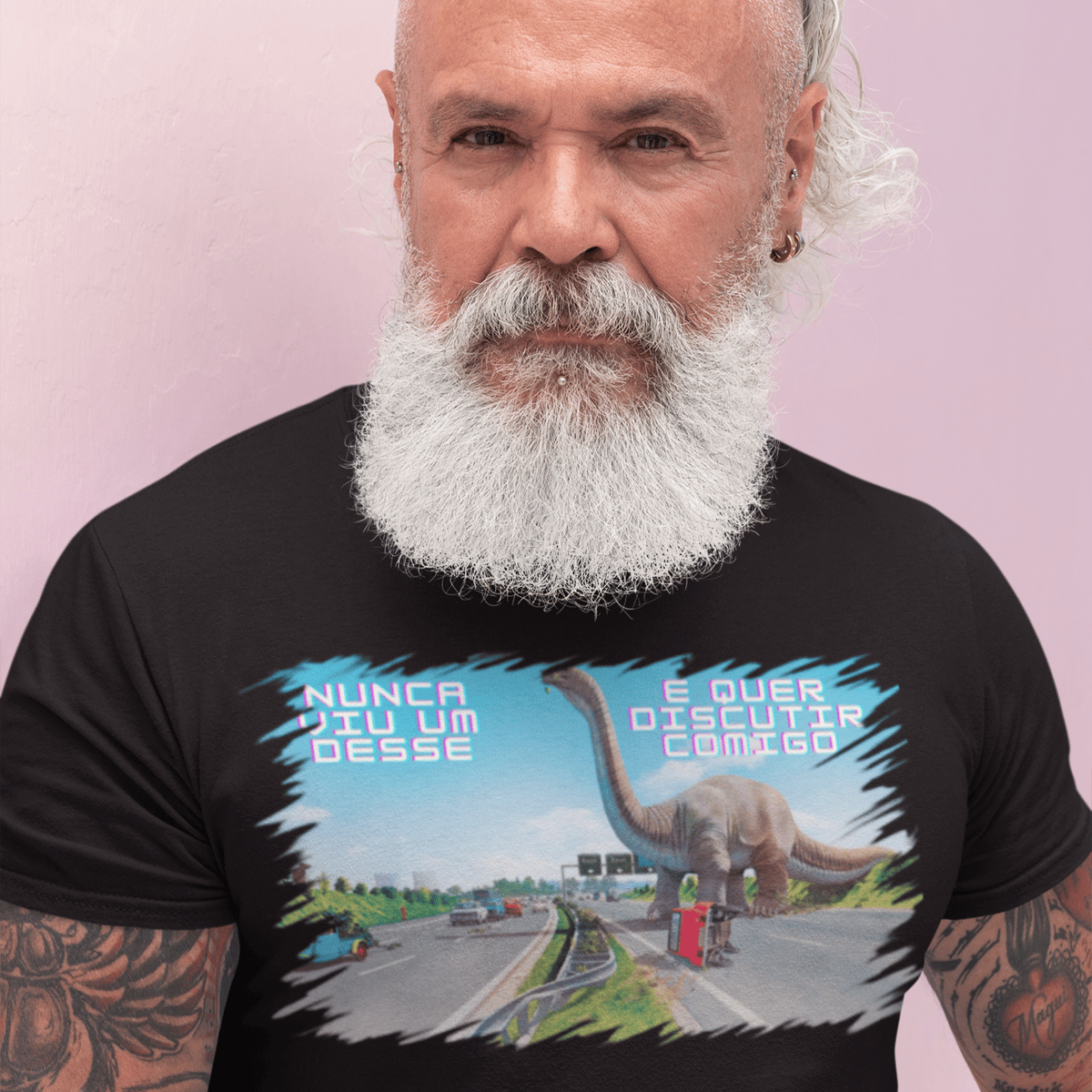 Nome do produto: Camiseta Dinossauro na Rodovia com Frase