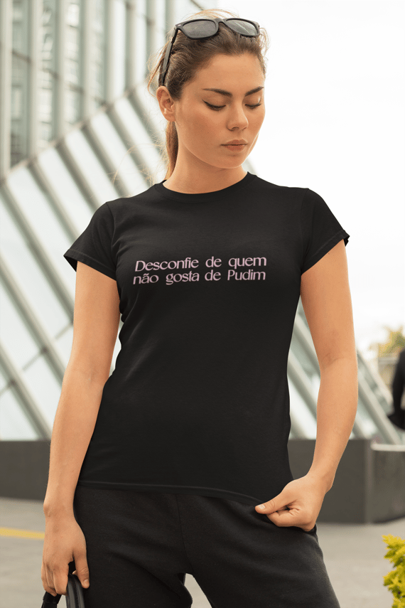 Desconfie de Quem Não Gosta de Pudim | Escuro | Baby Classic