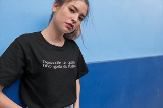 Nome do produto Desconfie de Quem Não Gosta de Pudim | Escuro | T-Shirt Classic