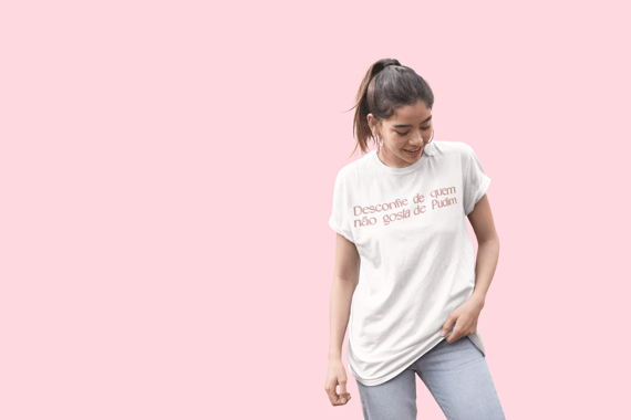 Desconfie de Quem Não Gosta de Pudim | Claro | T-Shirt Classic