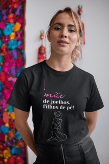 Mãe de joelhos, filhos de pé