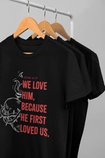 Nome do produto Camiseta - John 4:19 (Preta)