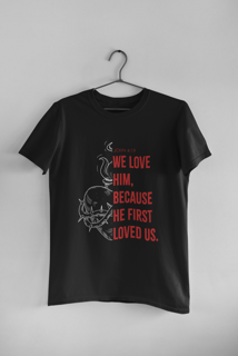 Nome do produto Camiseta - John 4:19 (Preta)