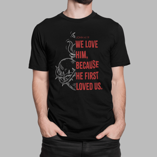 Nome do produto Camiseta - John 4:19 (Preta)