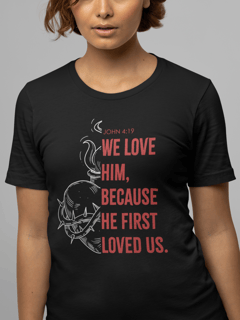 Nome do produto Camiseta - John 4:19 (Preta)