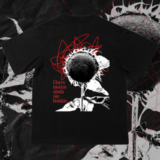 Nome do produtoFlores Mortas Ainda São Bonitas - Tshirt Preta
