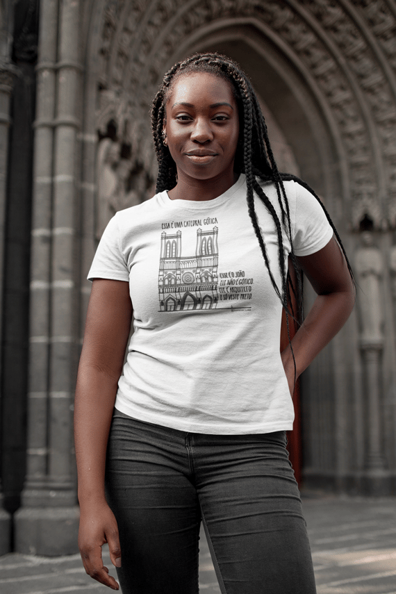 Camiseta Feminina Branca - Essa é uma catedral gótica