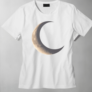 Nome do produto Camiseta Feminina  Lua um símbolo de mistério e magia.