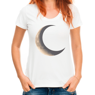 Nome do produto Camiseta Feminina  Lua um símbolo de mistério e magia.