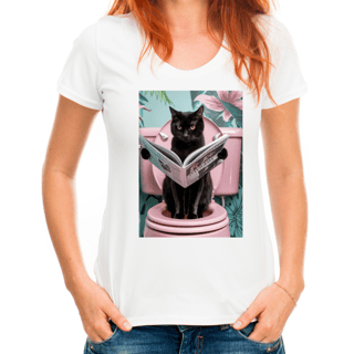 Nome do produto Camiseta Feminina Estampada Gato Preto Lendo Jornal – Design Divertido e Exclusivo